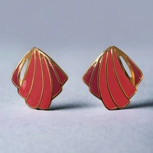 Pretty vintage wing shell pink enamel painted gold tone metal pierced earrings